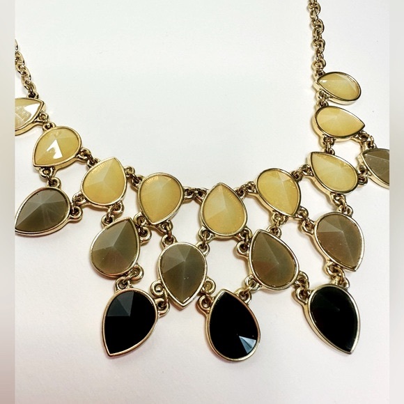 Anthropologie Chandelier Pendant Necklace Neutral Tones Gold Chain ONE SIZE NEW! - Picture 7 of 11